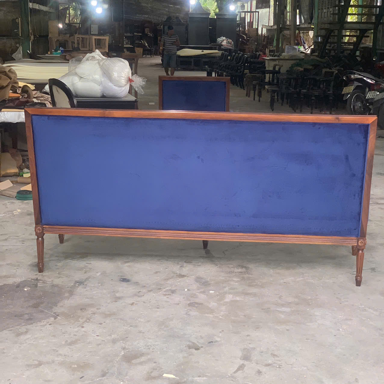 SOFA BĂNG TÂN CỔ ĐIỂN LOUIS 16 GỖ WALNUT